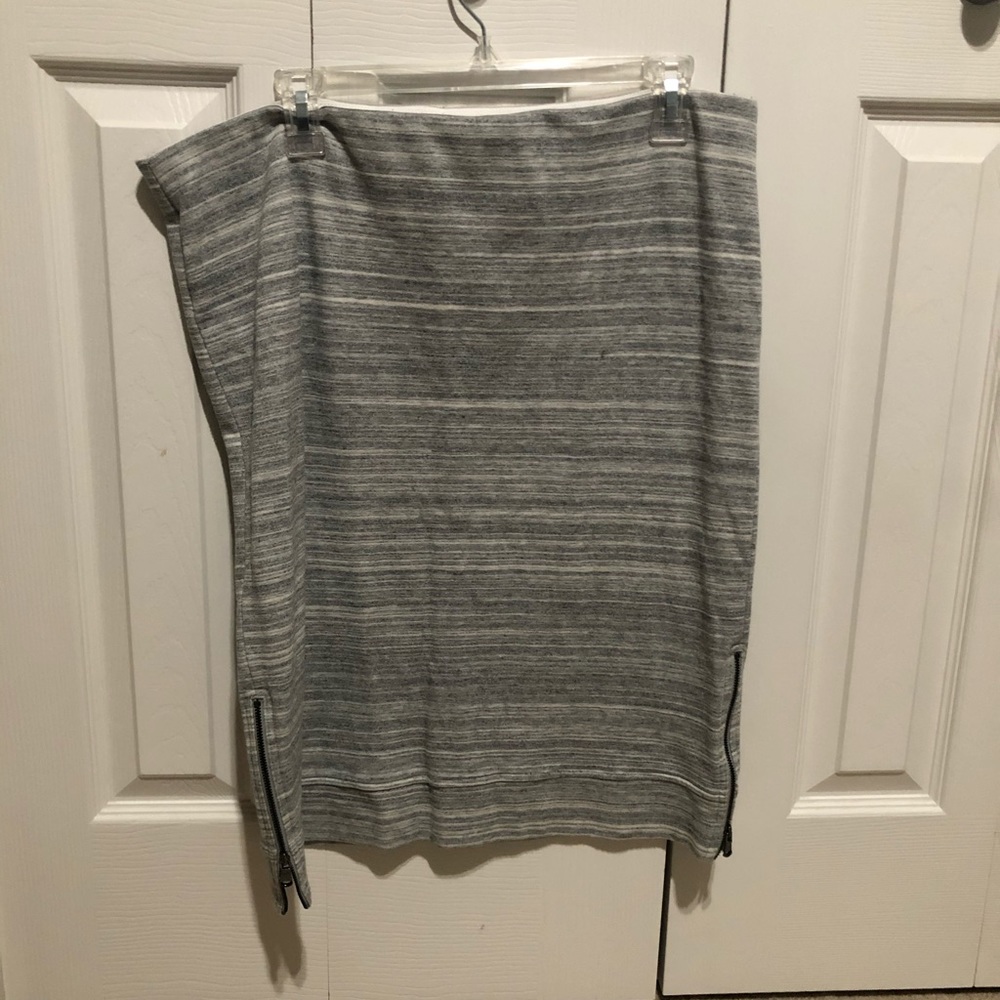 Loft: Grey and White Stretch Pencil Skirt.